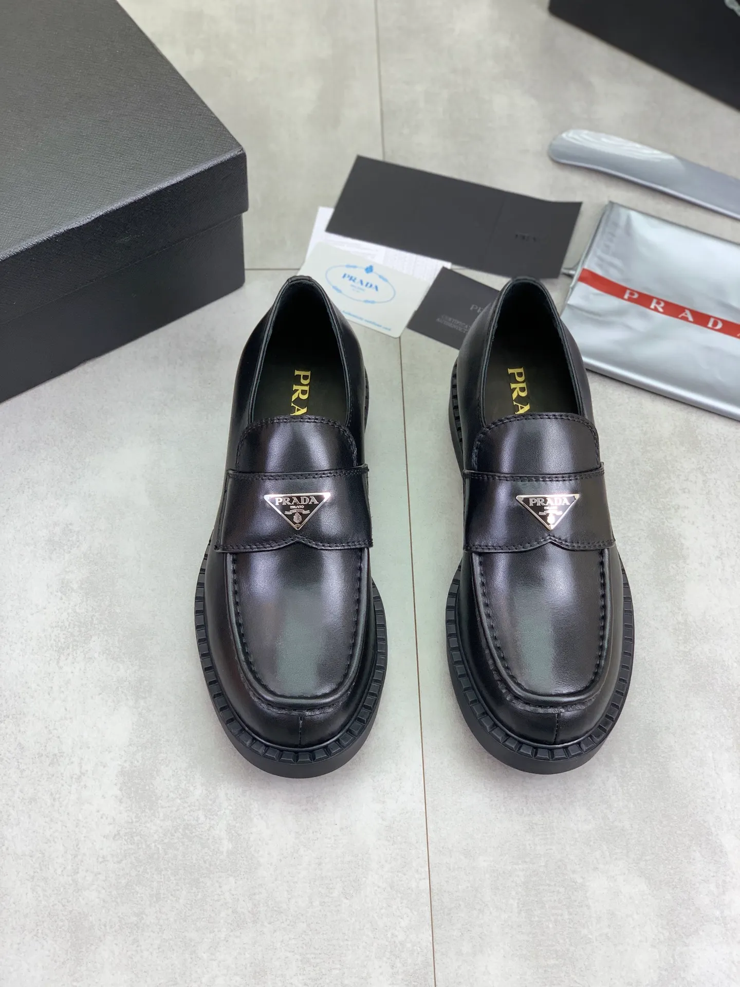 Factory price P800 💰Original quality, top version🔱 ＰＲＡＤＡPrada. Men's business casual leather shoes, top quality cow leather. 1:1 shipment ⬆️Luxurious and noble, all made of imported original first-layer fine suede cowhide, just to create a more comfortable wearing experience. Upper: original comfortable open-edge bead-rubbed calfskin ➕Top imported water-dyed full cow lining, original high-end lightweight and comfortable TPU combination bottom ✔️Code number: 39-44 (38 45 Can be customized)